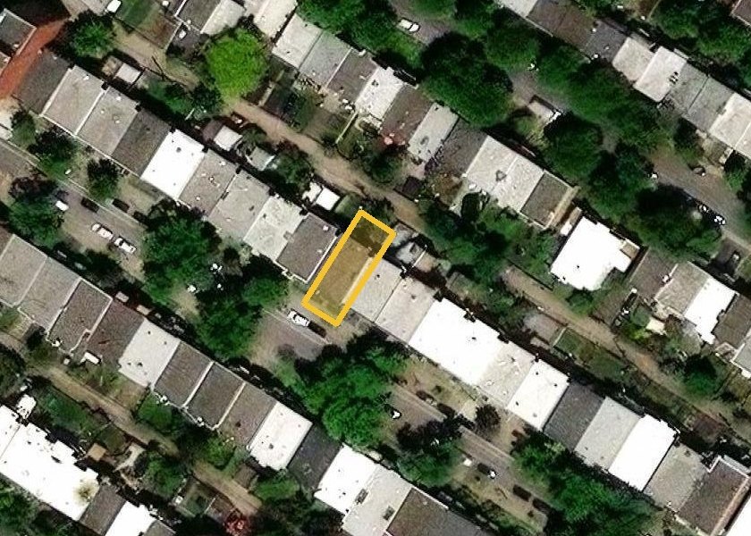 Satellite view of 7085 rue Fabre with the lot border drawn in yellow
